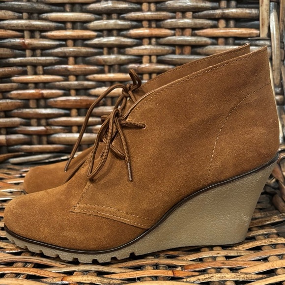 Kelsi Dagger Fanetta Women's Size 8 Brown Suede Wedge Ankle
Lace Up - Picture 1 of 14